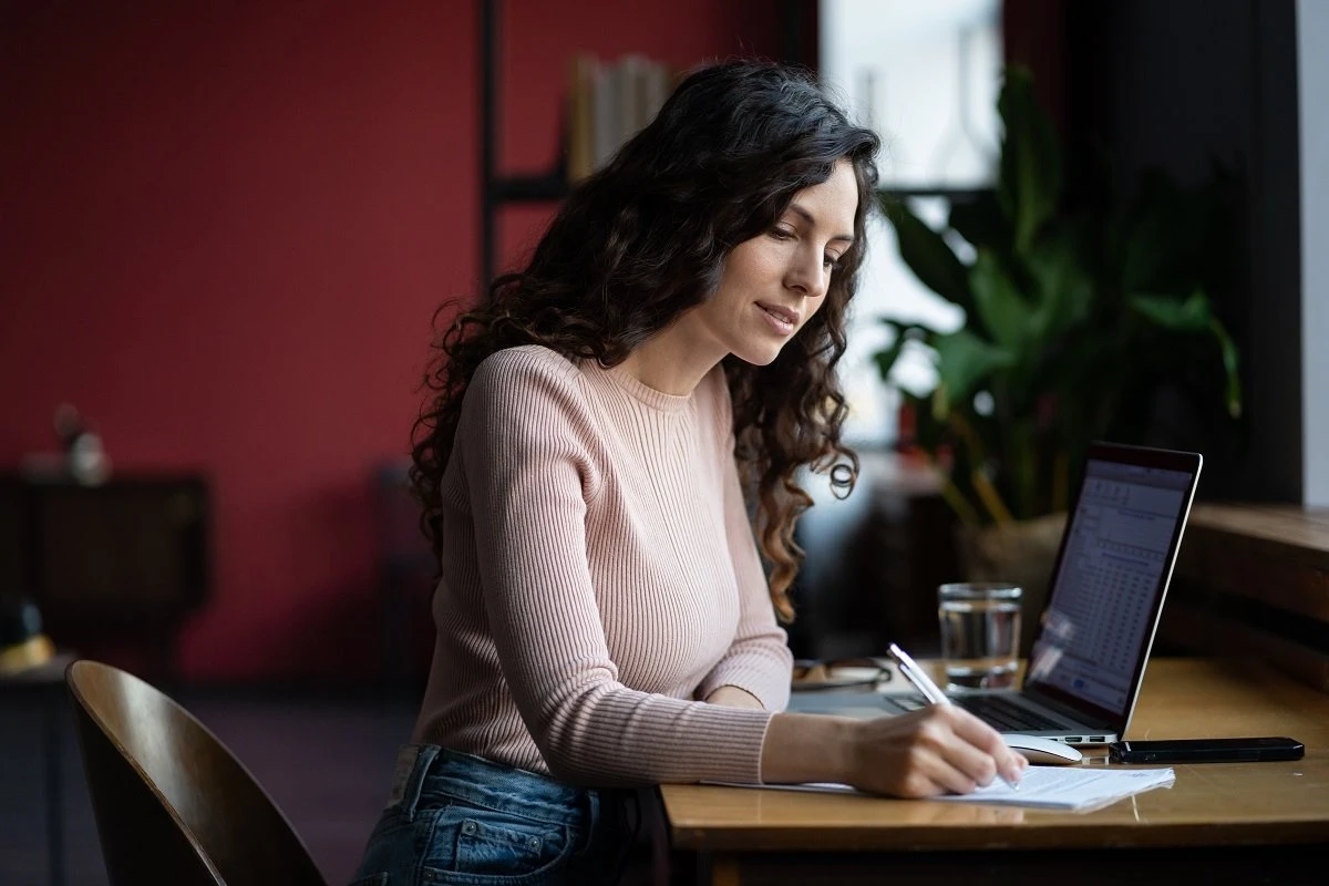 woman writing IT resume