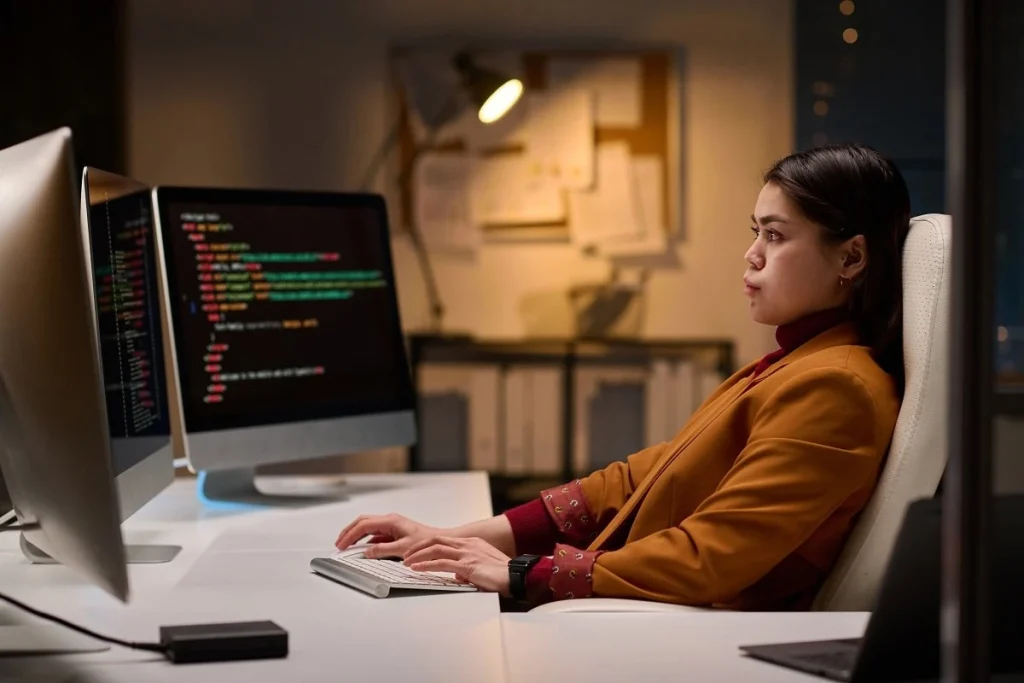 women learning to master coding