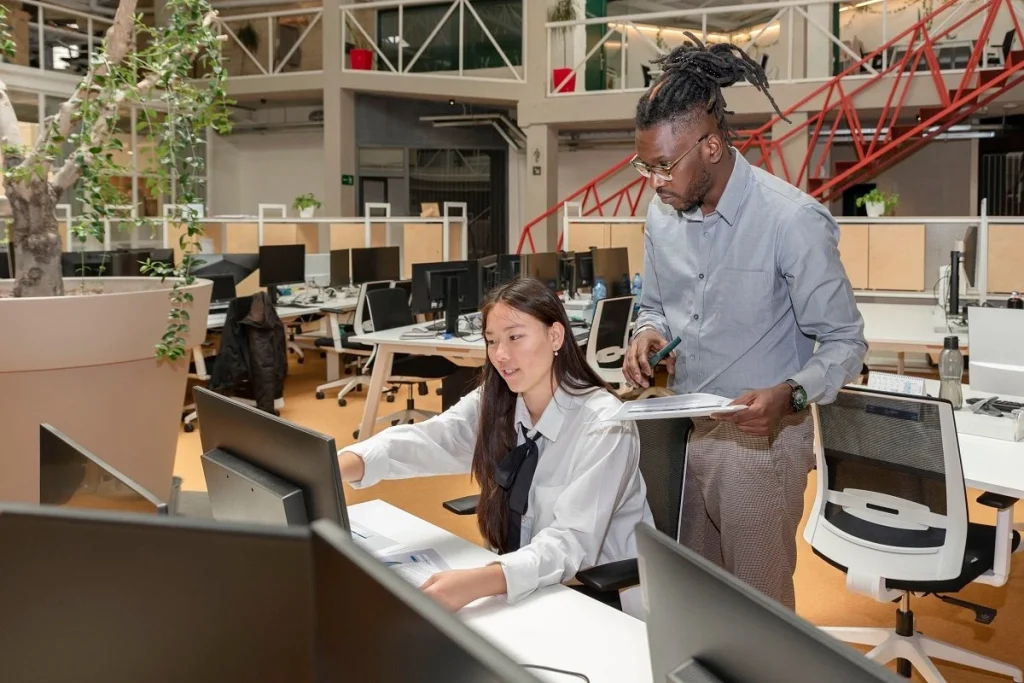 Employee demonstrating relevant experience in a collaborative workspace